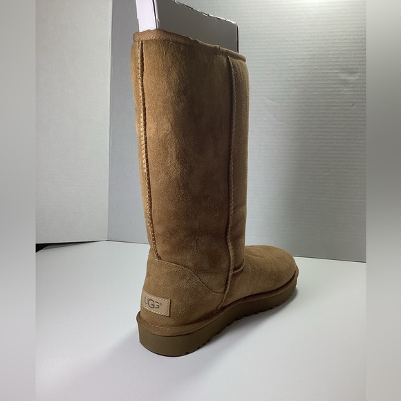 UGG Boots tall. Note: one boot has a tiny hole in the frost see picture - Picture 8 of 11